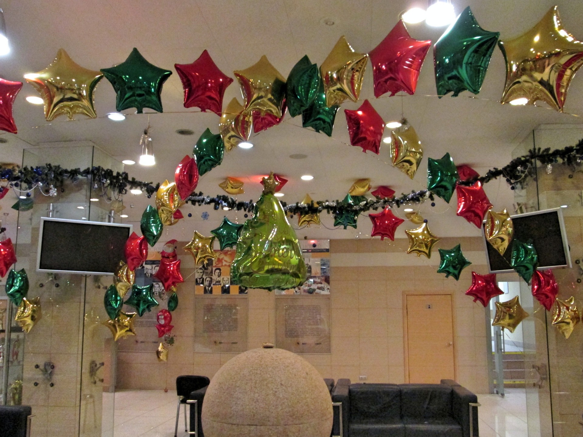 <p>Цепочки из фольгированных шаров для новогоднего оформления </p>